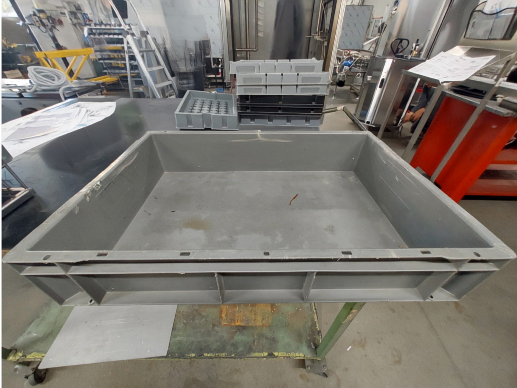 Lavado industrial de cajas de plástico con túnel de lavado